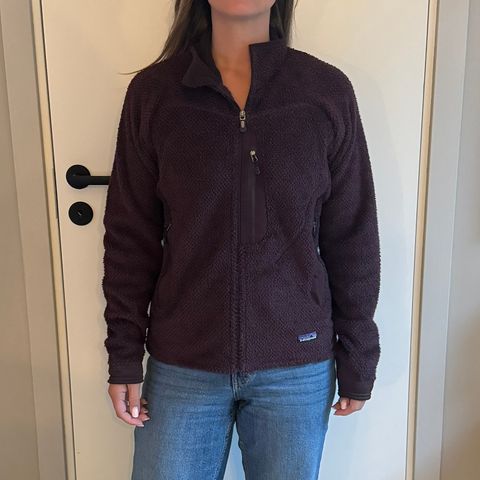 Patagonia burgunder farget fleece.