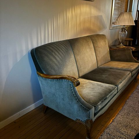 Nydelig retro sofa i mosegrønn fløyel