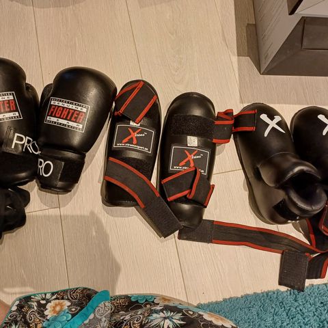 Boxing utstyr  lite og pen brukt boxing hansker størrelse s og sko m