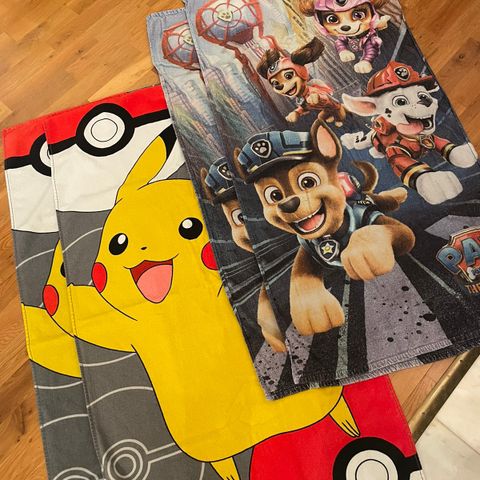 Pikachu og Paw Patrol badehåndkle 70x140 cm - pris samlet