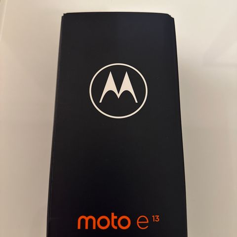 Helt ny - Motorola E13, 2 års Garanti