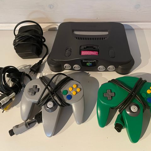 Nintendo 64 med to kontrollere