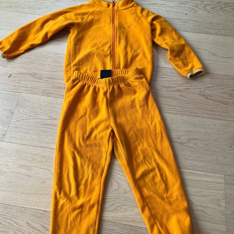 Fleece set fra norheim str 110. Orange. Selges for 50 kr.