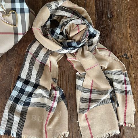 Burberry skjerf 100% Cashmere- Ubrukt