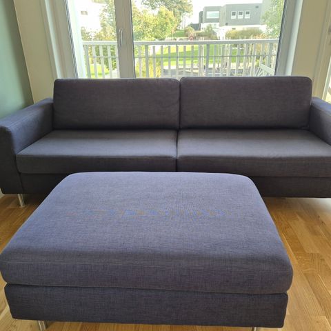 Bolia 3-seter sofa med puff (mørkeblå)