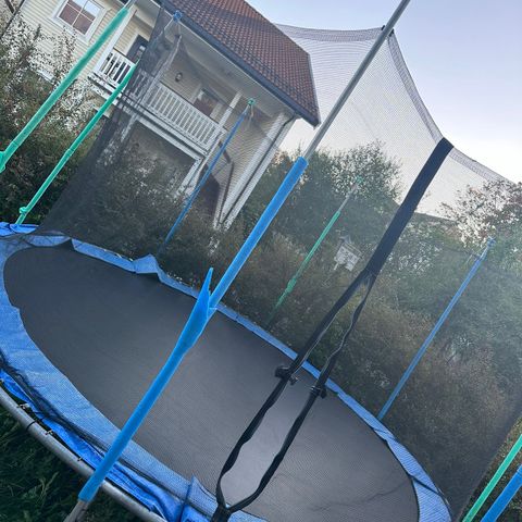 Trampoline gis bort