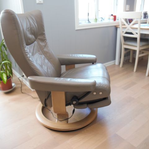 Ekornes Stressless® Wing (M) Classic LegComfort og oppladbart Batteri til salgs.