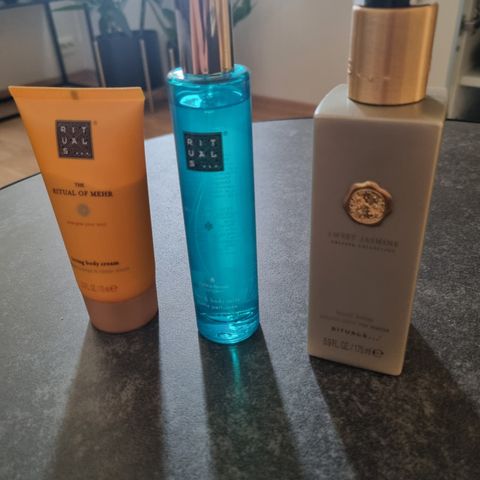 Selger bodymist, body cream og hand balm fra rituals