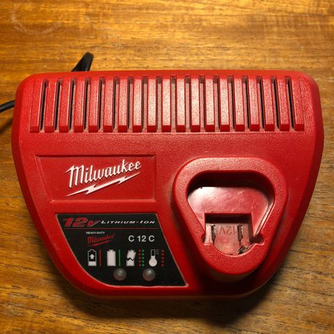 Milwaukee M12 lader