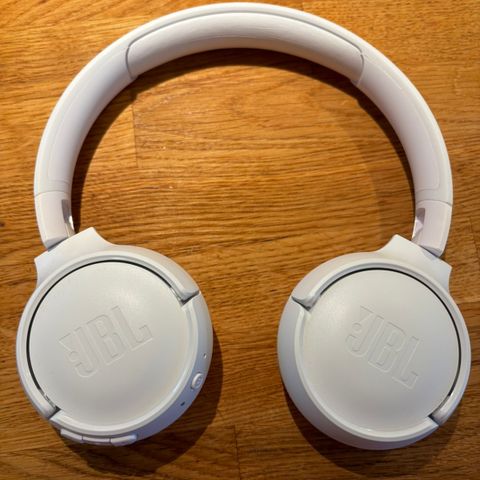 *reservert* JBL trådløse on-ear hodetelefoner hvite