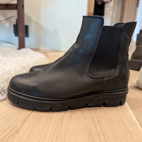 Happy flops, skinnboots og sneakers selges billig strl 36-37