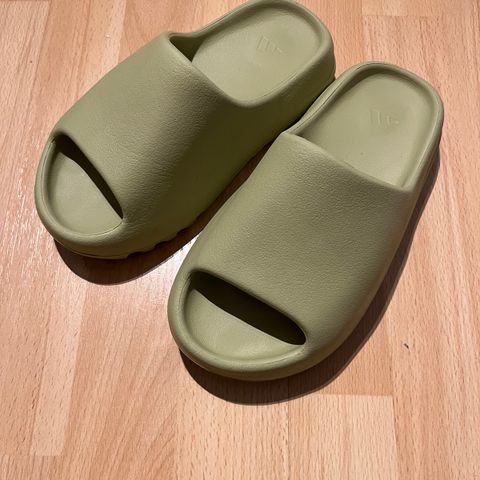 Adidas Yeezy Slide  35 str.