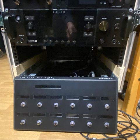 Line 6 Helix Rack med kontroller selges. Vurderer salg av Variax-gitar også.