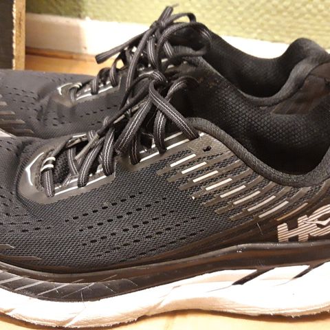 Hoka clifton str 42  2/3. WIDE.  KR 750. Nypris 2190.