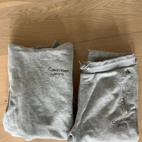 Calvin Klein joggedress (16 år)