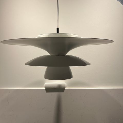 Hvit taklampe i dansk design.