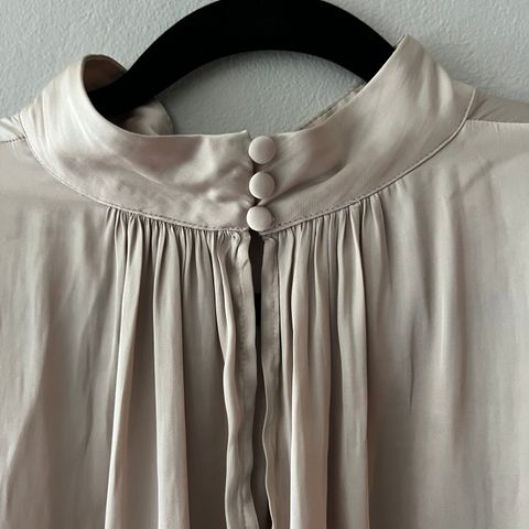 Bluse med fine detaljer