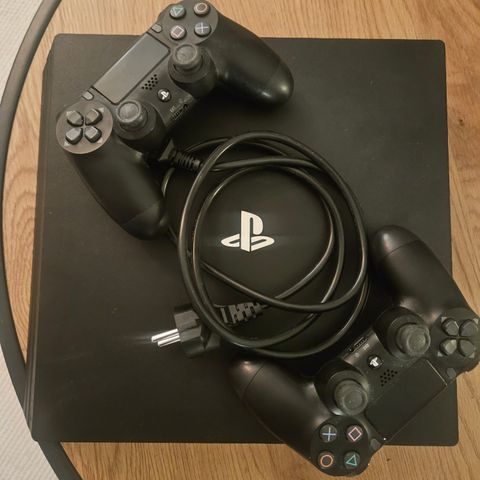 Playstation 4 med 2 controllers