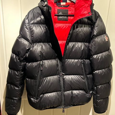 Moncler Grenoble Hintertux dunjakke str L / Farge Sort