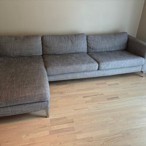 Grå sofa fra ikea selges