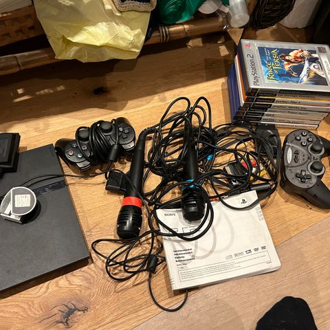 Sony PS2 med 2 kontrollere, 2 mikrofoner, Kamera, 8MB kort og 8 spill selges