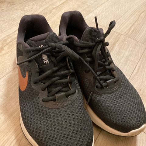 Nike joggesko str 37 (liten 38)