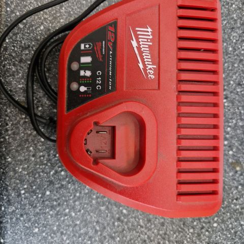 Milwaukee 12V lader