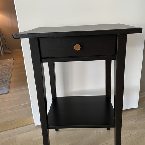 Hemnes nattbord fra Ikea. i beiset brunsvart 350 kr