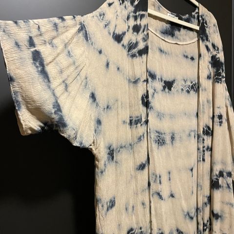 Tie dye kimono i beige og svart, Free size.