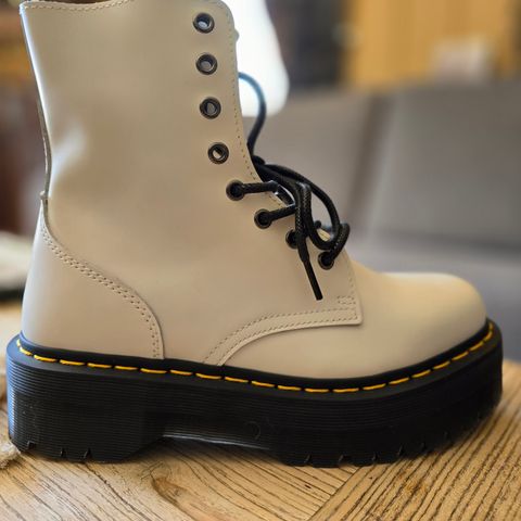 Hvite Dr.Martens