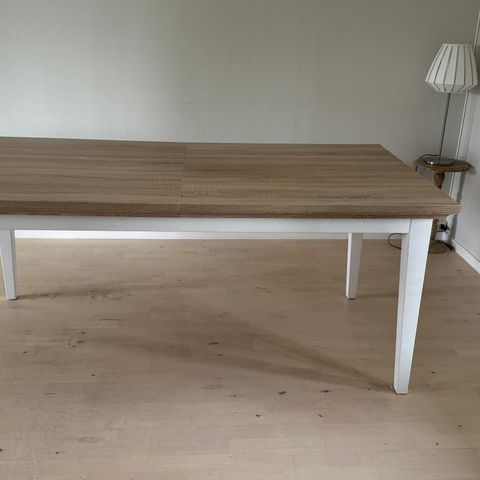 Spisebord med 2 innleggsplater, min180 cm bredde, maks 276bredde