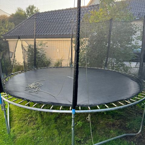 Stor og fin trampoline gis bort