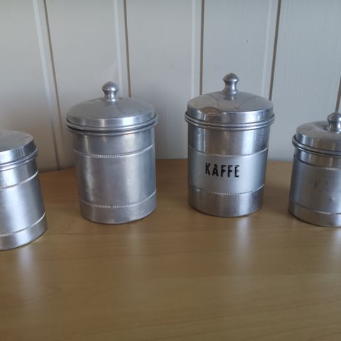 Vintage oppbevaringsbokser i metall til kjøkkenet, for kaffe, sukker, mel etc.