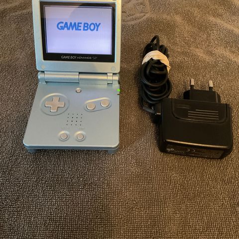 Lyseblå Gameboy Advance SP + Lader