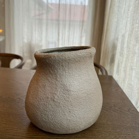 Potte / krukke i papirmasjé. Ca 18 cm høyde