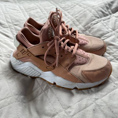 Nike Air Huarache. Str. 36,5.