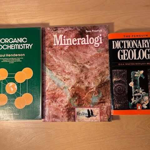 Gis bort: Bøker i mineralogi  og geokjemi og geologiordbok.