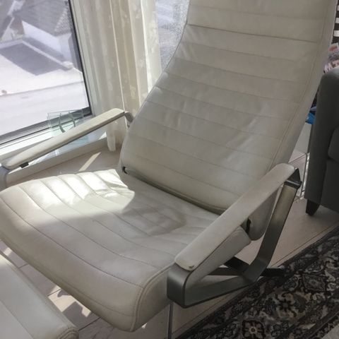 2 stk Bolia stressless stoler med krakk, offwhite skinn.