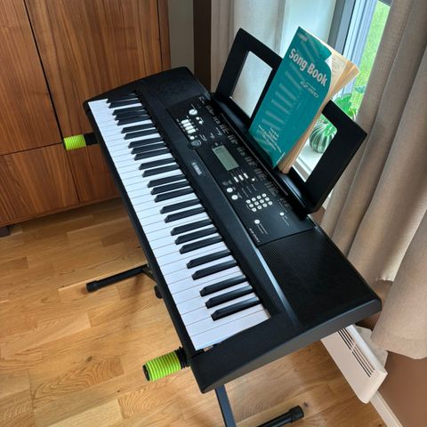 Yamaha EZ-220 keyboard med stativ