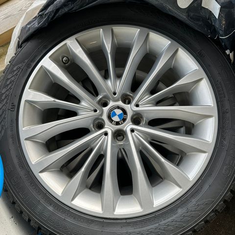 Originale BMW 18’’ Felger med Nokian Piggdekk (2 Nye) 245/45R18