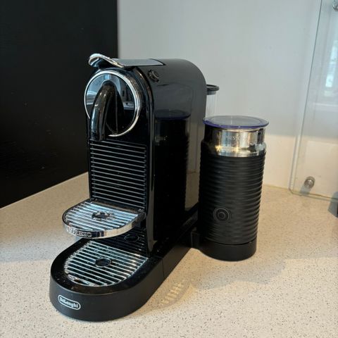 NESPRESSO® CitiZ & Milk kaffemaskin fra DeLonghi, Sort