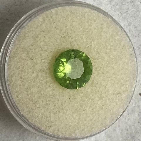 Slipt peridot fra åheim. (Steiner mineraler og krystaller)