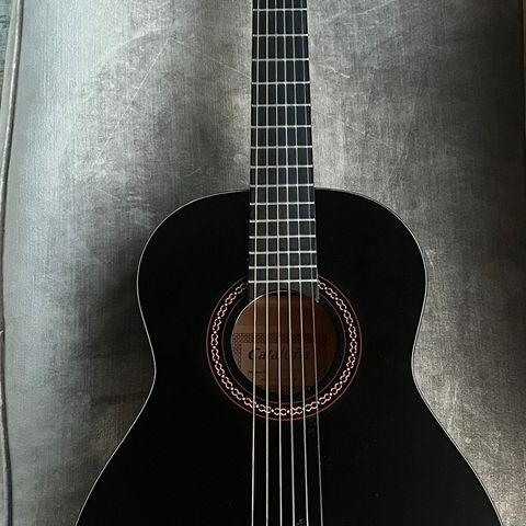 Gitar c. 3/4 av full størrelse