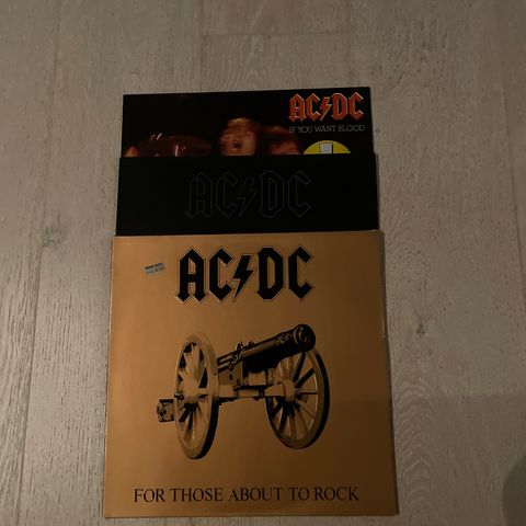 Tre LP/vinyl med AC/DC selges