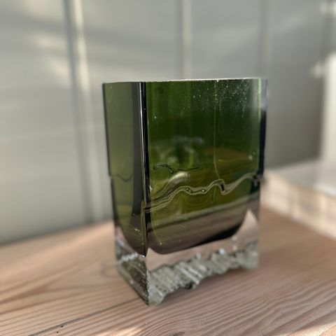 Kul retro glassvase fra 70-tallet i grønt glass