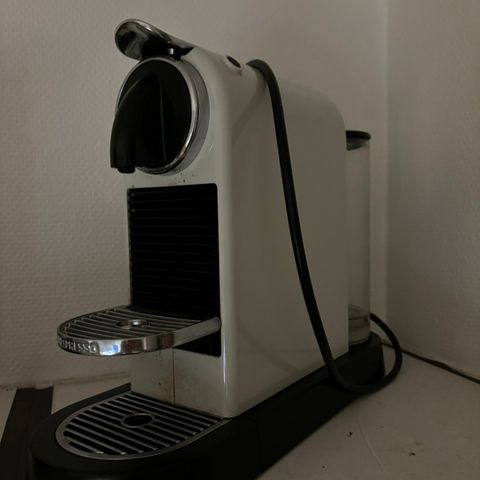 Nespresso kaffemaskin og melkeskummer NY PRIS