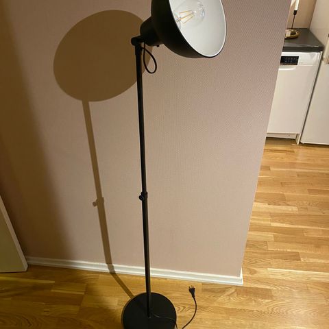 Stålampe fra IKEA selges