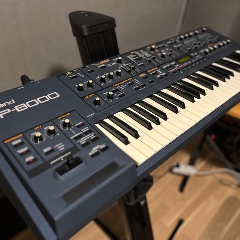 Roland JP-8000 med software editor og bag