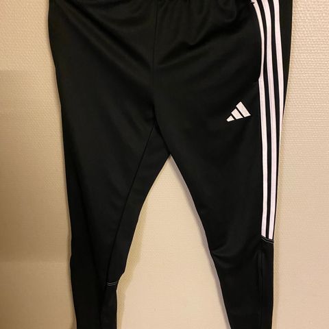 Som ny bukse fra Adidas