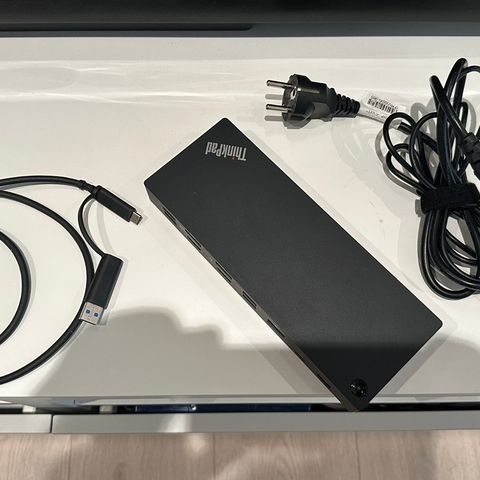 ThinkPad Hybrid USB-C med USB-A Dokingstasjon.